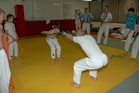 Kurssilaisten suunnitteleman harjoituksen alkulämmittelyssä leikittiin judovöillä - yksin ja parin kanssa.