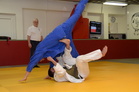 Sinisessä judogissa otteleva Koivisto estää Vernerin tomoe-nage uhrautumisheiton tekemällä kärrynpyörän.